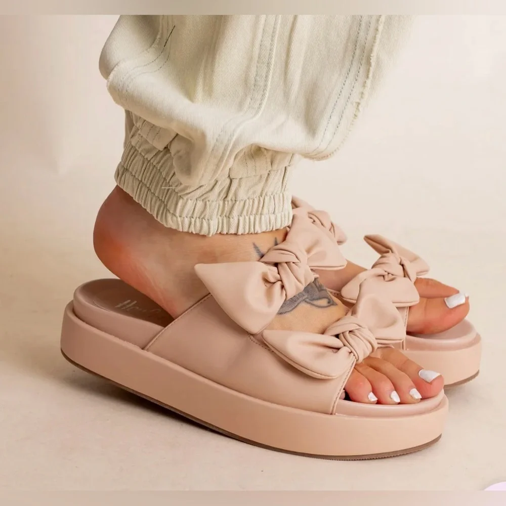 NWB Women's Beige Bow Slip-On Sandals